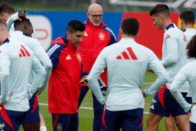 The coach of the Spanish national team, Nationalteam Luis de la Fuente (c) directs the training at the SV Aasen Sports Center, in the town of Donaueschingen, Germany, 11 June 2024, where they establish their headquarters for the Euro 2024. Spanish National team training session in Germany !ACHTUNG: NUR REDAKTIONELLE NUTZUNG!  Copyright: xJ.J.xGuillenx GRAF8589 0556437352st