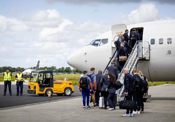 ROTTERDAM - The selection and staff of the Dutch national team, Nationalteam including Memphis Depay (3rd R), board the plane prior to departure to Germany. The selection goes to Wolfsburg for the training camp in the run-up to the European Football Championship. ANP SEM VAN DER WAL xVIxANPxSportx xxANPxIVx 500855216 originalFilename: 500855216.jpg