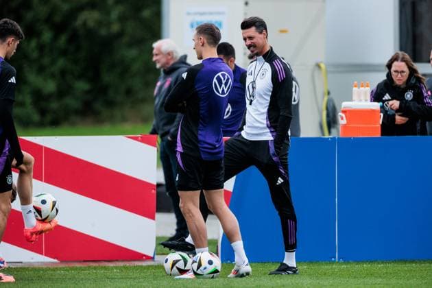 Trainingslager Vorbereitung UEFA EURO 2024 Deutschland; 11.06.2024 Sandro Wagner (Co-Trainer Deutschland) mit Nico Schlotterbeck (Deutschland, 15) Trainingslager Vorbereitung UEFA EURO 2024 Deutschland - Training; HerzoBase, Herzogenaurach am 11.06.2024 Copyright: xBEAUTIFULxSPORTS Wunderlx