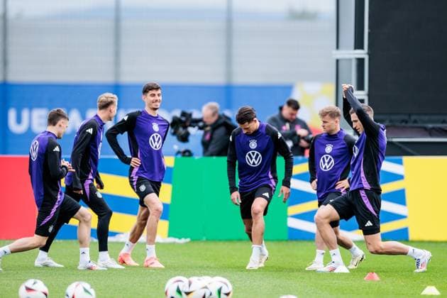 Trainingslager Vorbereitung UEFA EURO 2024 Deutschland; 11.06.2024 Nico Schlotterbeck (Deutschland, 15) dehnt sich Trainingslager Vorbereitung UEFA EURO 2024 Deutschland - Training; HerzoBase, Herzogenaurach am 11.06.2024 Copyright: xBEAUTIFULxSPORTS Wunderlx