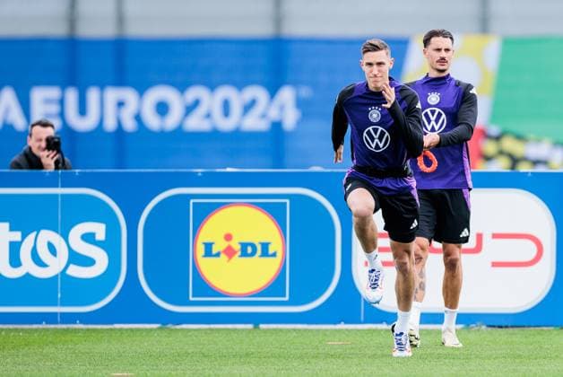 Trainingslager Vorbereitung UEFA EURO 2024 Deutschland; 11.06.2024 Nico Schlotterbeck (Deutschland, 15) und Robin Koch (Deutschland, 24) trainieren mit Gewichtsband Trainingslager Vorbereitung UEFA EURO 2024 Deutschland - Training; HerzoBase, Herzogenaurach am 11.06.2024 Copyright: xBEAUTIFULxSPORTS Wunderlx