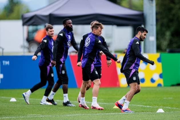 Trainingslager Vorbereitung UEFA EURO 2024 Deutschland; 11.06.2024 Warm Up Joshua Kimmich (Deutschland, 6), Ilkay Gündogan (Deutschland, 21) Trainingslager Vorbereitung UEFA EURO 2024 Deutschland - Training; HerzoBase, Herzogenaurach am 11.06.2024 Copyright: xBEAUTIFULxSPORTS Wunderlx