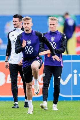 Trainingslager Vorbereitung UEFA EURO 2024 Deutschland; 11.06.2024 Maximilian Mittelstädt (Deutschland, 18) und Chris Führich (Deutschland, 11) trainieren mit Gewichtsband Trainingslager Vorbereitung UEFA EURO 2024 Deutschland - Training; HerzoBase, Herzogenaurach am 11.06.2024 Copyright: xBEAUTIFULxSPORTS Wunderlx