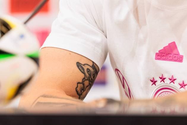 Trainingslager Vorbereitung UEFA EURO 2024 Deutschland; 11.06.2024 Toni Kroos (Deutschland, 8) Tattoo Sarabi (und nicht sichtbar Simba) König der Löwen Trainingslager Vorbereitung UEFA EURO 2024 Deutschland - Pressekonferenz; HerzoBase, Herzogenaurach am 11.06.2024 Copyright: xBEAUTIFULxSPORTS Wunderlx