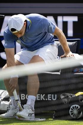 Tennis, ATP-Turnier in s Hertogenbosch ROSMALEN - Tallon Greekpoor (NED) breaks down his racket on the fourth day of the Libema Open tennis tournament in Rosmalen. ANP SANDER KONING xVIxANPxSportx xxANPxIVx 500860831 originalFilename: 500860831.jpg