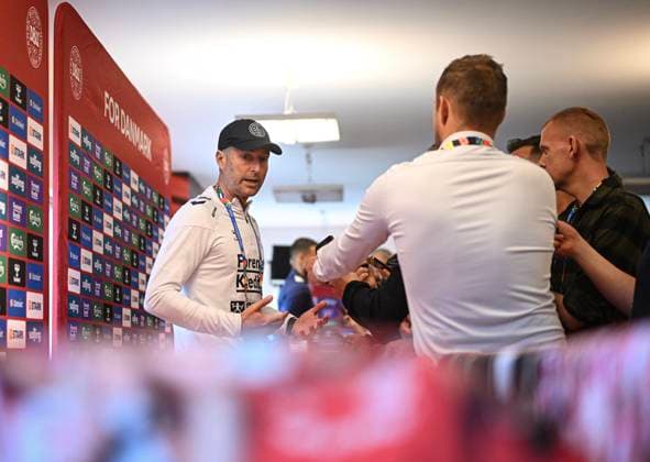 EURO 2024, Nationalteam Dänemark, Pressekonferenz Fussball International EURO 2024 11.06.2024 PK, Mixed Zone Team Daenemark in Freudenstadt: Trainer Kasper Hjulmand (li)