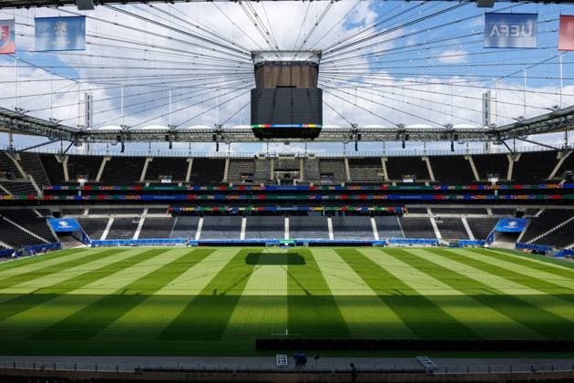 Stadium Open Media Day; Arena Frankfurt, 11.06.2024 Totale der Arena auf höhe der Mittellinie; UEFA EURO, EM, Europameisterschaft,Fussball Deko; blauer Himmel; grüner Rasen; Stadium Open Media Day; Arena Frankfurt, 11.06.2024 Copyright: xBEAUTIFULxSPORTS Hahnex