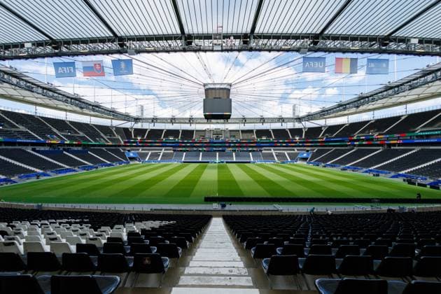 Stadium Open Media Day; Arena Frankfurt, 11.06.2024 Totale der Arena mit grünem Rasen und blauen Himmel und UEFA EURO, EM, Europameisterschaft,Fussball 2024 Deko; Stadium Open Media Day; Arena Frankfurt, 11.06.2024 Copyright: xBEAUTIFULxSPORTS Hahnex