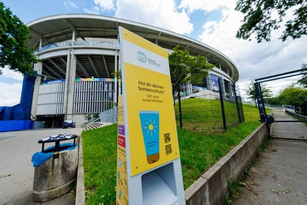 Stadium Open Media Day; Arena Frankfurt, 11.06.2024 Sonnenschutz Spender des Bundesamt für Strahlenschutz hinter der Stadion; Gesundheit; Hautkrebs; Vorsorge; Stadium Open Media Day; Arena Frankfurt, 11.06.2024 Copyright: xBEAUTIFULxSPORTS Hahnex