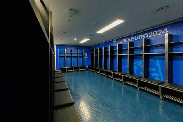 Stadium Open Media Day; Arena Frankfurt, 11.06.2024 Blick in die Umkleidekabine in blauem Uefa Blau; Stadium Open Media Day; Arena Frankfurt, 11.06.2024 Copyright: xBEAUTIFULxSPORTS Hahnex