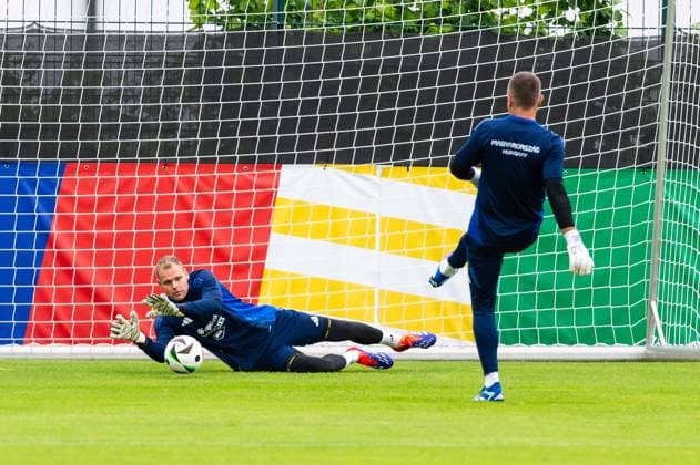 EURO 2024, Nationalteam Ungarn, Training Torwarm-Warmup von Denes Dibusz (12, TW, Ungarn) GER, Training Ungarische Nationalmannschaft, Fussball, UEFA EURO, EM, Europameisterschaft,Fussball 2024, 11.06.2024 GER, Training Ungarische Nationalmannschaft, Fussball, UEFA Euro 2024, 11.06.2024 Weiler im Allgaeu Copyright: xEibner-Pressefoto FlorianxWolfx EP_FWF