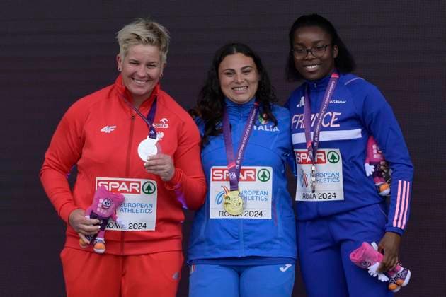 Leichtathletik, EM in Rom, Hammerwurf der Frauen, Siegerehrung Silver medallist Poland s athlete Anita Wlodarczyk, gold medallist Italy s Sara Fantini and bronze medallist France s Rose Loga celebrate during the 26th edition of Rome 2024 European Athletics Championships at the Olympic Stadium in Rome, Italy - Tuesday, June 11, 2024 - Athletics  Copyright: xFabrizioxCorradetti LaPressex