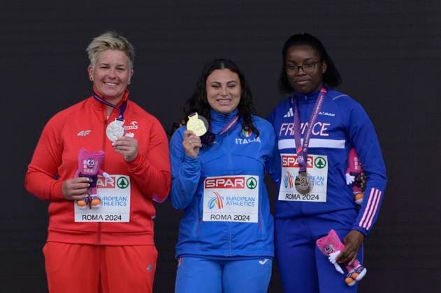Leichtathletik, EM in Rom, Hammerwurf der Frauen, Siegerehrung Silver medallist Poland s athlete Anita Wlodarczyk, gold medallist Italy s Sara Fantini and bronze medallist France s Rose Loga celebrate during the 26th edition of Rome 2024 European Athletics Championships at the Olympic Stadium in Rome, Italy - Tuesday, June 11, 2024 - Athletics  Copyright: xFabrizioxCorradetti LaPressex