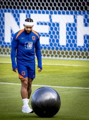 WOLFSBURG - Memphis Depay during a training session of the Dutch national team, Nationalteam at the AOK Stadium on June 11, 2024 in Wolfsburg, Germany. The Dutch national team is preparing for the first group match at the European Football Championship in Germany against Poland. ANP KOEN VAN WEEL UEFA EURO, EM, Europameisterschaft,Fussball 2024 Germany 2024 xVIxANPxSportx xxANPxIVx 500872191 originalFilename: 500872191.jpg