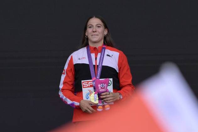 Leichtathletik, EM in Rom, Stabhochsprung der Frauen, Siegerehrung Gold medallist Switzerland s Angelica Moser celebrates during the medal ceremony for the women s pole vault during the 26th edition of Rome 2024 European Athletics Championships at the Olympic Stadium in Rome, Italy - Tuesday, June 11, 2024 - Athletics  Copyright: xFabrizioxCorradetti LaPressex