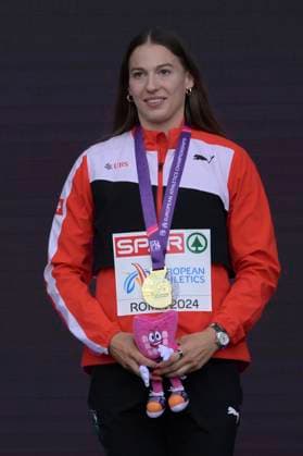 Leichtathletik, EM in Rom, Stabhochsprung der Frauen, Siegerehrung Gold medallist Switzerland s Angelica Moser celebrates during the medal ceremony for the women s pole vault during the 26th edition of Rome 2024 European Athletics Championships at the Olympic Stadium in Rome, Italy - Tuesday, June 11, 2024 - Athletics  Copyright: xFabrizioxCorradetti LaPressex