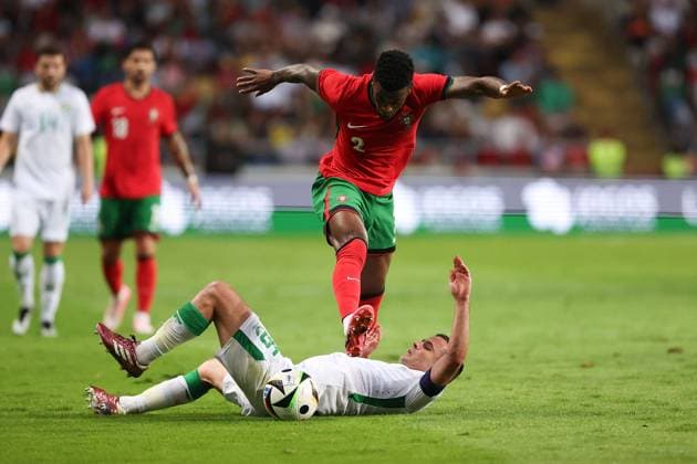 Sport Themen der Woche KW24 Sport Bilder des Tages Portugal, Aveiro, 11.06.2024 EURO 2024 Friendly match before the UEFA EURO, EM, Europameisterschaft,Fussball 2024 in Germany 2024 Portugal - Ireland v.l., Josh Cullen (Ireland), Nelson Semedo (Portugal), Zweikampf, Action, Aktion, Battles for the Ball *** Portugal, Aveiro, 11 06 2024 EURO 2024 Friendly match before the UEFA EURO 2024 in Germany 2024 Portugal Ireland v l , Josh Cullen Ireland , Nelson Semedo Portugal , duel, action, action, battles for the ball Copyright: JoaquimxFerreira