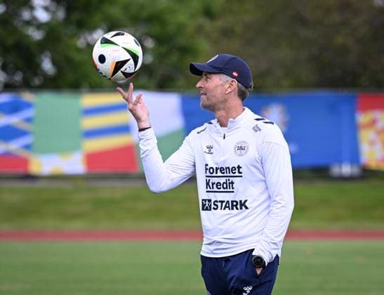 Fussball International EURO 2024 11.06.2024 Training Team Daenemark in Freudenstadt: Trainer Kasper Hjulmand mit Ball