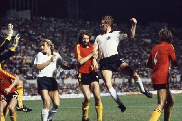 Archivbilder der Woche SPORT KW24 Vorschau UEFA EURO, EM, Europameisterschaft,Fussball 2024 Germany vom 14.06-14.07.2024. Deutschland Europameister 1980. Horst HRUBESCH (Deutschland) koepft das 2-1, Kopfball, Siegtreffer, Aktion, Fussball EM 1980 in Italien, Finale DEUTSCHLAND - BELGIEN 2:1 in Rom, am 22.06.1980, *** Preview UEFA EURO 2024 Germany from 14 06 14 07 2024 Germany European Champion 1980 Horst HRUBESCH Germany kepft das 2 1, Kopfball, Siegtreffer, Aktion, Fußball EM 1980 in Italien, Finale DEUTSCHLAND BELGIEN 2 1 in Rom, am 22 06 1980,