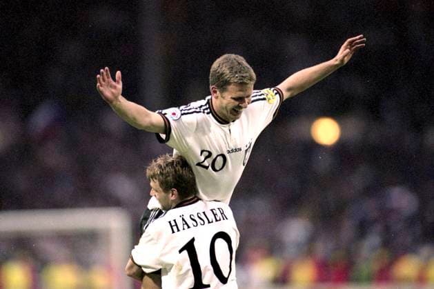Archivbilder der Woche SPORT KW24 Vorschau UEFA EURO, EM, Europameisterschaft,Fussball 2024 Germany vom 14.06-14.07.2024. Deutschland Europameister 1996. Oliver BIERHOFF, D, Fussball Nationalmannschaft, Jubel nach seinem Tor zum 1:1-Ausgleich, wird von Thomas HAESSLER, HÊssler, hochgehoben, Fussball Europa-Meisterschaft EM 1996 in England, Finale Tschechien - Deutschland 1:2 n.V. am 30.06.1996. *** Preview UEFA EURO 2024 Germany from 14 06 14 07 2024 Germany European Champion 1996 Oliver BIERHOFF, D, football national team, cheering after his goal to equalize the score 1 1, is lifted up by Thomas HAESSLER, HÊssler, European Football Championship EM 1996 in England, Final Czech Republic Germany 1 2 n V on 30 06 1996