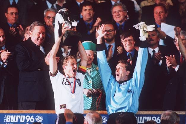 Archivbilder der Woche SPORT KW24 Vorschau UEFA EURO, EM, Europameisterschaft,Fussball 2024 Germany vom 14.06-14.07.2024. Deutschland Europameister 1996. Juergen KLINSMANN (li.), haelt EM-Pokal hoch, jubelt, neben ihm Torwart Andreas KOEPKE, der ihn ansieht und ebenfalls jubelnd die Arme hochhaelt; leicht verdeckt: Koenigin Elisabeth II. von England; li.: UEFA-Praesident Lennart JOHANNSON, Halbfigur, deutsche Fussball Nationalmannschaft, Querformat; Fussball EM Europameisterschaft 1996 in England; Finale Tschechien -Deutschland 1:2 n.V. ( Golden Goal ), am 30.06.1996 *** Preview UEFA EURO 2024 Germany from 14 06 14 07 2024 Germany European Champion 1996 Juergen KLINSMANN left, holding up European Championship trophy, cheering, next to him goalkeeper Andreas KOEPKE, looking at him and also cheering, holding up his arms slightly obscured Queen Elisabeth II of England left UEFA President Lennart JOHANNSON, half figure, German national football team, landscape format European Football Championship 1996 in England Final Czech Republic Germany 1 2 n V Golden Goal , on 30 06 1996