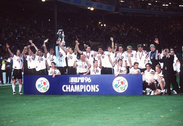 Archivbilder der Woche SPORT KW24 Vorschau UEFA EURO, EM, Europameisterschaft,Fussball 2024 Germany vom 14.06-14.07.2024. Deutschland Europameister 1996. Deutsche Mannschaft mit EM Pokal, Europameisterschaftspokal nach dem Finale; Fussball EM Europameisterschaft 1996 in England, Finale Tschechien-Deutschland1:2 n.Verl., am 30.06.1996; *** Preview UEFA EURO 2024 Germany from 14 06 14 07 2024 Germany European Champion 1996 German team with European Championship trophy, European Championship trophy after the final European Football Championship 1996 in England, final Czech Republic Germany1 2 n Verl , on 30 06 1996