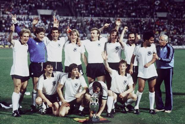Archivbilder der Woche SPORT KW24 Vorschau UEFA EURO, EM, Europameisterschaft,Fussball 2024 Germany vom 14.06-14.07.2024. Deutschland Europameister 1980. Die deutsche Mannschaft (Team) mit dem EM-Pokal; Fussball EM Europameisterschaft 1980 in Rom Finale Deutschland(BRD)-Belgien 2:1, am 22.06.1980 *** Preview UEFA EURO 2024 Germany from 14 06 14 07 2024 Germany European Champion 1980 The German team with the European Championship Cup Soccer European Championship 1980 in Rome Final Germany FRG Belgium 2 1, on 22 06 1980