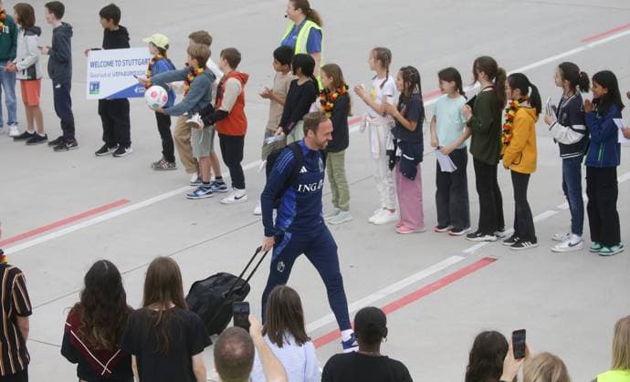 Stuttgart , Ankunft Belgien , die belgische Fußballnationalmannschaft landet am Flughafen in Stuttgart , Andreas Hinkel