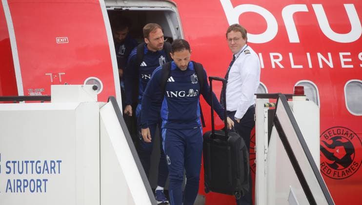 Stuttgart , Ankunft Belgien , die belgische Fußballnationalmannschaft landet am Flughafen in Stuttgart , von vorne: Domenica Tedesco Andreas Hinkel
