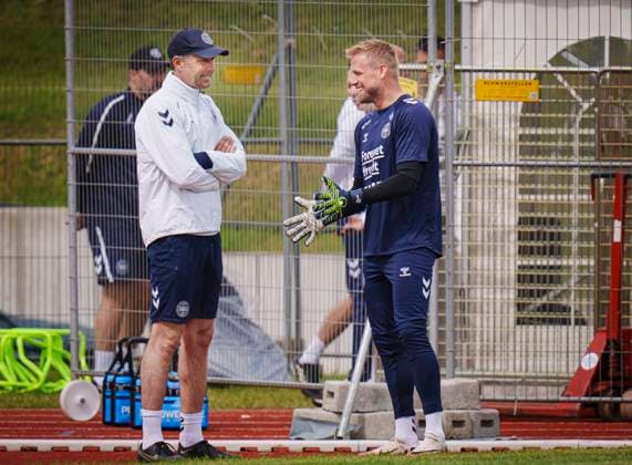 National coach Kasper Hjulmand and Kasper Schmeichel during Denmarks national soccer team s training in Freudenstadt, Germany, Wednesday June 12, 2024 , Freudenstadt Tyskland Copyright: Ritzau Scanpix LiselottexSabroex spdk20240612-112332-L