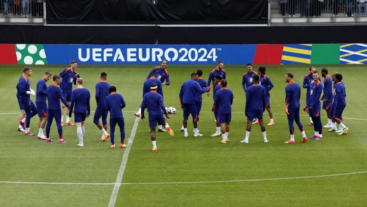 WOLFSBURG - Players of the Dutch team during a training session of the Dutch national team, Nationalteam in the AOK Stadium on June 12, 2024 in Wolfsburg, Germany. The Dutch national team is preparing for the first group match at the European Football Championship in Germany against Poland. ANP KOEN VAN WEEL UEFA EURO, EM, Europameisterschaft,Fussball 2024 Germany 2024 xVIxANPxSportx xxANPxIVx 500917642 originalFilename: 500917642_20240612.jpg