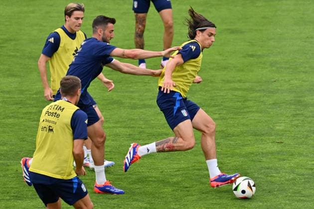 Florence, Italy: Italian player Riccardo Calafiori against Italian player Bryan Cristante during Italy training session, UEFA European Football Championship in Florence, Italy, June 08 2024 UEFA European Football Championship - Italy training session  - ZUMAp169 20240612_zsa_p169_401_20240612 Copyright: xLisaxGuglielmi IPAxSportx