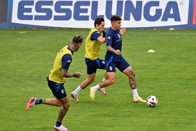 Sport Bilder des Tages Florence, Italy: Italian player Giovanni Di Lorenzo against Italian player Federico Chiesa during Italy training session, UEFA European Football Championship in Florence, Italy, June 08 2024 UEFA European Football Championship - Italy training session  - ZUMAp169 20240612_zsa_p169_402_20240612 Copyright: xLisaxGuglielmi IPAxSportx