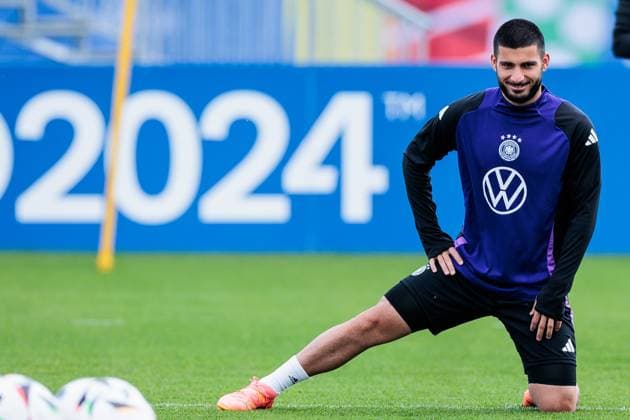 Sport Bilder des Tages Trainingslager Vorbereitung UEFA EURO 2024 Deutschland; 12.06.2024 Deniz Undav (Deutschland, 26) schmunzelnd beim Dehnen Trainingslager Vorbereitung UEFA EURO 2024 Deutschland - Training; HerzoBase, Herzogenaurach am 12.06.2024 Copyright: xBEAUTIFULxSPORTS Wunderlx