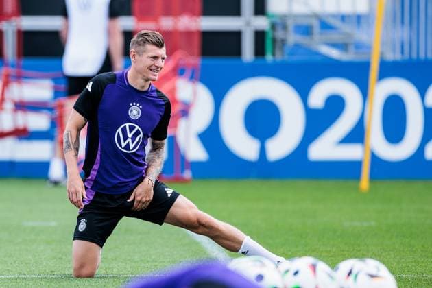 Trainingslager Vorbereitung UEFA EURO 2024 Deutschland; 12.06.2024 Toni Kroos (Deutschland, 8) dehnt sich Trainingslager Vorbereitung UEFA EURO 2024 Deutschland - Training; HerzoBase, Herzogenaurach am 12.06.2024 Copyright: xBEAUTIFULxSPORTS Wunderlx