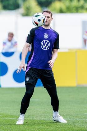 Trainingslager Vorbereitung UEFA EURO 2024 Deutschland; 12.06.2024 Manuel Neuer (Deutschland, 1) hält einen Ball in der Luft Trainingslager Vorbereitung UEFA EURO 2024 Deutschland - Training; HerzoBase, Herzogenaurach am 12.06.2024 Copyright: xBEAUTIFULxSPORTS Wunderlx