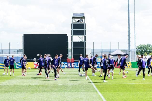 Trainingslager Vorbereitung UEFA EURO 2024 Deutschland; 12.06.2024 Die Spieler halten jeder einen Ball in der Luft Trainingslager Vorbereitung UEFA EURO 2024 Deutschland - Training; HerzoBase, Herzogenaurach am 12.06.2024 Copyright: xBEAUTIFULxSPORTS Wunderlx