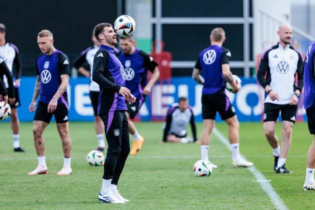 Trainingslager Vorbereitung UEFA EURO 2024 Deutschland; 12.06.2024 Pascal Groß (Deutschland, 5) hält einen Ball in der Luft Trainingslager Vorbereitung UEFA EURO 2024 Deutschland - Training; HerzoBase, Herzogenaurach am 12.06.2024 Copyright: xBEAUTIFULxSPORTS Wunderlx