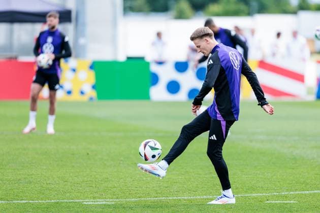 Trainingslager Vorbereitung UEFA EURO 2024 Deutschland; 12.06.2024 Chris Führich (Deutschland, 11) hält einen Ball in der Luft Trainingslager Vorbereitung UEFA EURO 2024 Deutschland - Training; HerzoBase, Herzogenaurach am 12.06.2024 Copyright: xBEAUTIFULxSPORTS Wunderlx