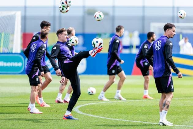 Trainingslager Vorbereitung UEFA EURO 2024 Deutschland; 12.06.2024 Marc-Andre ter Stegen (Deutschland, 22) hält einen Ball in der Luft Trainingslager Vorbereitung UEFA EURO 2024 Deutschland - Training; HerzoBase, Herzogenaurach am 12.06.2024 Copyright: xBEAUTIFULxSPORTS Wunderlx