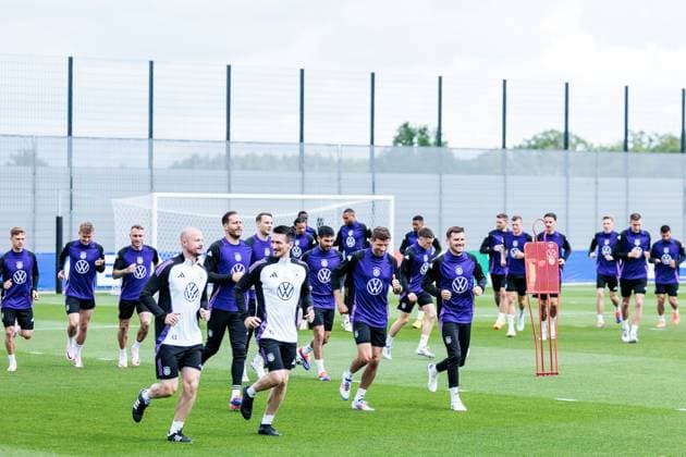Trainingslager Vorbereitung UEFA EURO 2024 Deutschland; 12.06.2024 Warmlaufen zu Trainingsbeginn Trainingslager Vorbereitung UEFA EURO 2024 Deutschland - Training; HerzoBase, Herzogenaurach am 12.06.2024 Copyright: xBEAUTIFULxSPORTS Wunderlx