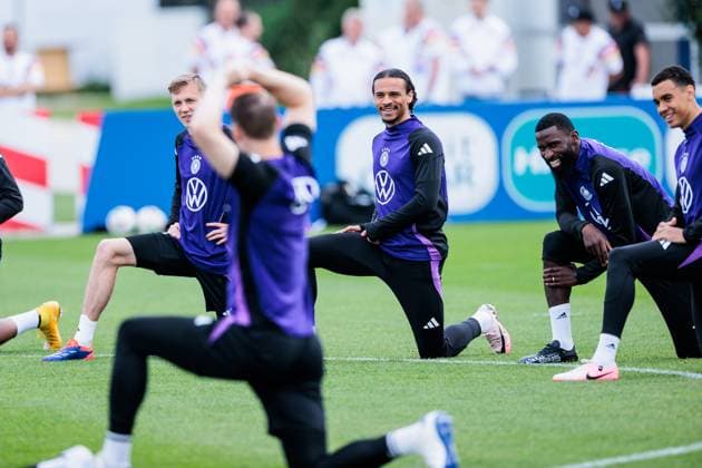Trainingslager Vorbereitung UEFA EURO 2024 Deutschland; 12.06.2024 Leroy Sane (Deutschland, 19) flachst, scherzt mit Manuel Neuer (Deutschland, 1) Trainingslager Vorbereitung UEFA EURO 2024 Deutschland - Training; HerzoBase, Herzogenaurach am 12.06.2024 Copyright: xBEAUTIFULxSPORTS Wunderlx