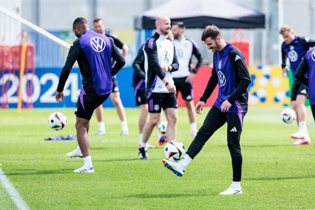 Trainingslager Vorbereitung UEFA EURO 2024 Deutschland; 12.06.2024 Pascal Groß (Deutschland, 5) hält einen Ball in der Luft Trainingslager Vorbereitung UEFA EURO 2024 Deutschland - Training; HerzoBase, Herzogenaurach am 12.06.2024 Copyright: xBEAUTIFULxSPORTS Wunderlx