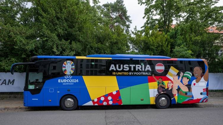 Fussball, Herren, Saison 2023 2024, für die EM 2024 in Deutschland bezog die Nationalelf von Österreich als Quartier das Schlosshotel Grunewald in Berlin, im Bild: der Mannschaftsbus vor dem Hotel, 12.06. 2024, Copyright: xMatthiasxKochx