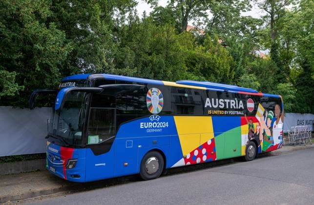 Fussball, Herren, Saison 2023 2024, für die EM 2024 in Deutschland bezog die Nationalelf von Österreich als Quartier das Schlosshotel Grunewald in Berlin, im Bild: der Mannschaftsbus vor dem Hotel, 12.06. 2024, Copyright: xMatthiasxKochx