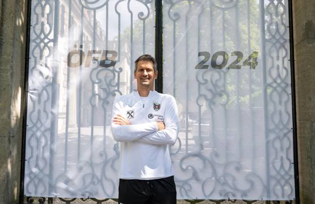 Fussball, Herren, Saison 2023 2024, für die EM 2024 in Deutschland bezog die Nationalelf von Österreich als Quartier das Schlosshotel Grunewald in Berlin, im Bild: Torwarttrainer Michael Gspurning (Österreich und 1. FC Union Berlin) vor dem Hotel, 12.06. 2024, Copyright: xMatthiasxKochx