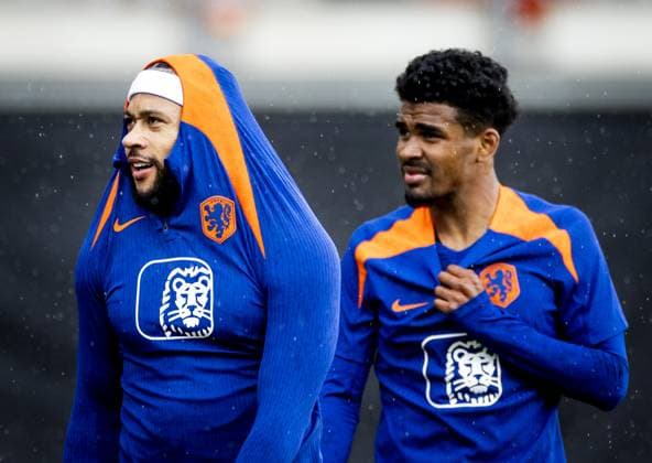 WOLFSBURG - Memphis Depay and Ian Maatsen during a training session of the Dutch national team, Nationalteam at the AOK Stadium on June 12, 2024 in Wolfsburg, Germany. The Dutch national team is preparing for the first group match at the European Football Championship in Germany against Poland. ANP KOEN VAN WEEL UEFA EURO, EM, Europameisterschaft,Fussball 2024 Germany 2024 xVIxANPxSportx xxANPxIVx 500923491 originalFilename: 500923491_20240612.jpg
