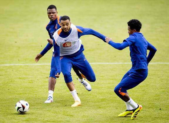 Sport Bilder des Tages WOLFSBURG - Denzel Dumfriesm, Cody Gakpo and Ian Maatsen during a training session of the Dutch national team, Nationalteam at the AOK Stadium on June 12, 2024 in Wolfsburg, Germany. The Dutch national team is preparing for the first group match at the European Football Championship in Germany against Poland. ANP KOEN VAN WEEL UEFA EURO, EM, Europameisterschaft,Fussball 2024 Germany 2024 xVIxANPxSportx xxANPxIVx 500923868 originalFilename: 500923868_20240612.jpg
