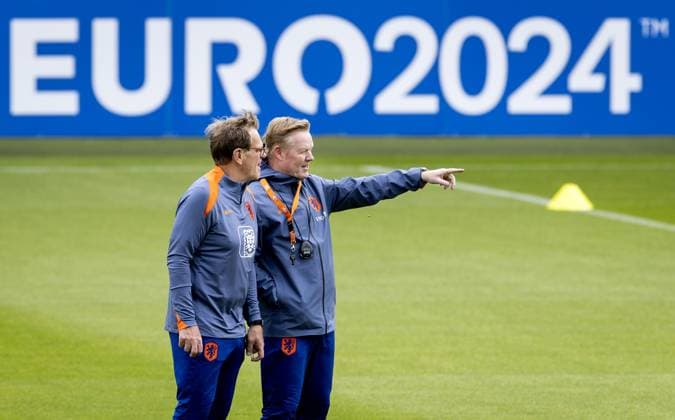 WOLFSBURG - Assistant Dwight Lodeweges and national coach Ronald Koeman during a training session of the Dutch national team, Nationalteam at the AOK Stadium on June 12, 2024 in Wolfsburg, Germany. The Dutch national team is preparing for the first group match at the European Football Championship in Germany against Poland. ANP KOEN VAN WEEL UEFA EURO, EM, Europameisterschaft,Fussball 2024 Germany 2024 xVIxANPxSportx xxANPxIVx 500924629 originalFilename: 500924629_20240612.jpg