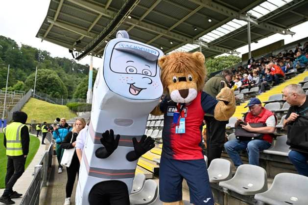 GER, UEFA Europameisterschaft 2024, Slowenisches Base Camp Wuppertal 12.06.2023,Wuppertal ,Stadion am Zoo, GER, UEFA Europameisterschaft 2024, Slowenisches Base Camp Wuppertal im Bild die Maskottchen Schwupp von Wuppertal und das Maskottchen Pröppi vom Wuppertaler SV.